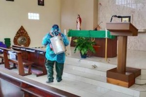 Anggota Kodim 0615 Kuningan saat melakukan penyemprotan tempat ibadah umat kristiani.